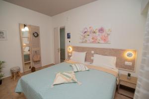 马塔拉Tsaner Apartment and Rooms的一间卧室配有一张带蓝色毯子的大床