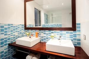 巴塞罗那温馨之家中心公寓酒店的浴室设有2个水槽和镜子