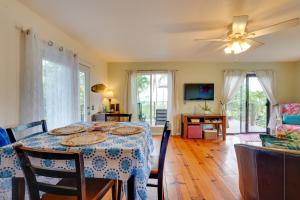 科纳Breezy Kailua-Kona Bungalow with Lanai and Ocean View!的一间带桌子和吊扇的用餐室