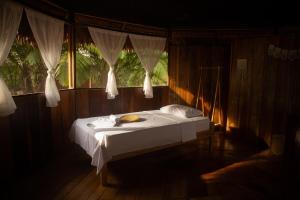 YucurucheEywa Lodge Amazonas - All inclusive的窗户客房内的一张床位