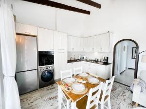 桑帕克Apartamento Atardecer en Menorca Son Parc Vista al campo de golf的厨房配有桌椅和冰箱。