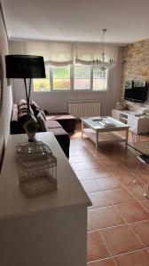莫利纳塞卡BenedettaMolinaseca VuT的客厅配有沙发和桌子