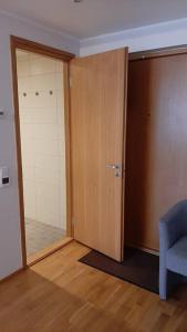 塔林Puhas 2 toaline Kakumäe korter的一间设有门、椅子和镜子的房间