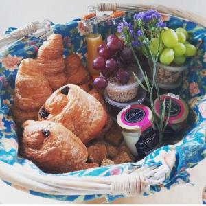 雷纳姆Pilgrims Nap的桌上装满了糕点和水果的篮子
