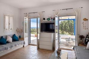 帕罗斯岛Cycladic home in Paros的带沙发和电视的客厅