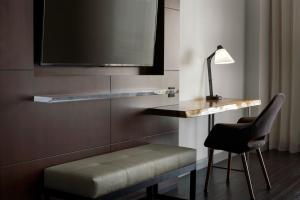 维塞利亚会展中心维塞利亚万豪酒店的客房设有书桌、椅子和电视。