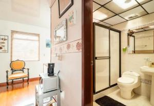 波哥大Excelente cómoda habitación privada cerca parque Simon Bolivar的一间带卫生间和水槽的浴室