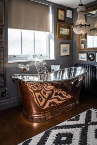 南特威奇The Barth Room at Cheshire Boutique Barns的带窗户的浴室内的铜质大浴缸