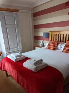Shotley BridgeThe Manor House Inn的酒店客房的床上有两条毛巾