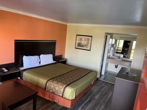 皮科里韦拉Rivera Inn & Suites Motel的一间酒店客房 - 带一张床和一间浴室