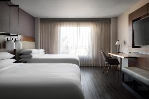 维塞利亚会展中心维塞利亚万豪酒店的酒店客房配有两张床和一张书桌