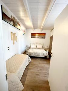 奥斯图尼Il Girasole的一间卧室配有一张床和一张沙发