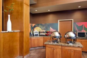 萨克拉门托萨克拉门托加州博览会费尔菲尔德客栈的厨房配有木制橱柜和不锈钢用具