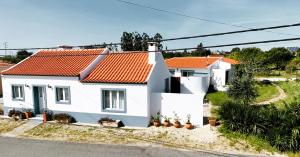 Quinta de CavaleirosA Quinta da Estrelinha的白色房子,有橙色屋顶