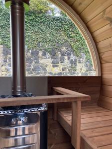 ToomeBrecart lodge Moneyglass的一个带炉灶和窗户的户外厨房