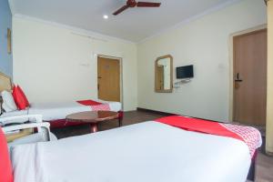AmeerpetOYO Luxury Villas Near Begumpet Airport的客房设有两张床、一张桌子和镜子