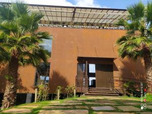 新利马Loft Espaço Vila da Serra的一座棕榈树建筑