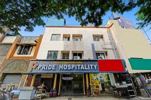 钦奈Collection O Pride Hospitality US Consulate的带有自豪热情的标志的建筑