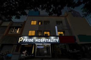 钦奈Collection O Pride Hospitality US Consulate的带有自豪热情的标志的建筑