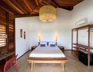 TatajubaLaVentana Tatajuba的一间卧室设有一张床和木制天花板
