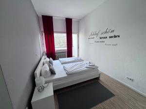 柏林柏林弗里德里希斯海因-克罗伊茨贝格公寓民宿的小房间设有床和窗户
