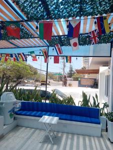 卡塔赫纳Mar de Indias House的蓝凳,伞下有旗帜