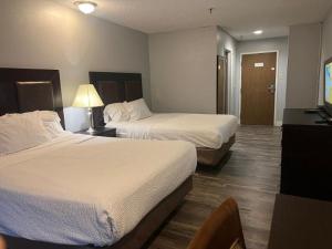 萨斯卡通Venture Inn Hotel的酒店客房设有两张床和电视。