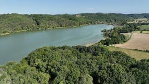 MiélanHebergement insolite, Location Yourte au bord du lac de mielan的树木繁茂的大河的空中景色