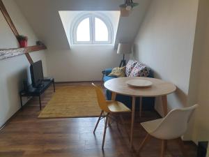 萨格勒布Apartman Benedikta的客厅配有桌子和沙发