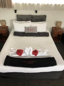 基督城科奇曼汽车旅馆的一间卧室配有带毛巾的床