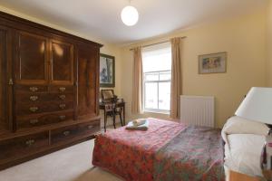 诺丁汉Highfield Grove的一间卧室配有一张床、一个梳妆台和一扇窗户。