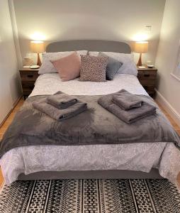 霍舍姆Peaceful Cottage for Two in Horsham的一间卧室配有带枕头的床