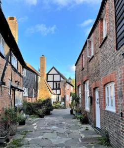 霍舍姆Peaceful Cottage for Two in Horsham的旧砖楼里的一个空洞的小巷