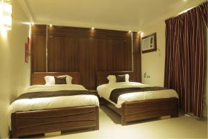 奈季兰شقق الكادي的一间卧室配有两张床和床头板