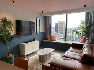 开普敦City Center Penthouse with rooftop terrace的带沙发和大窗户的客厅