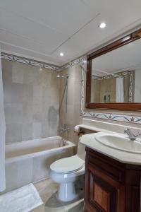 圣多明各Exquisite Oceanfront Suite的浴室配有卫生间、浴缸和水槽。