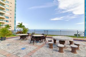 圣多明各Exquisite Oceanfront Suite的一个带桌椅的庭院和大海