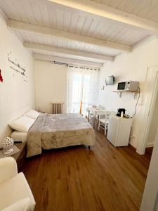奥斯图尼Il Girasole的一间卧室配有一张床、一张桌子和一张沙发