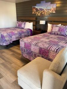 潘圭奇紫鼠尾草汽车旅馆的酒店客房,配有两张床和椅子