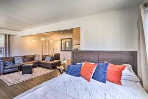 纽波特海滩Newport Beach Vacation Rental - Short Walk to Pier的一间卧室配有带色彩缤纷枕头的床。