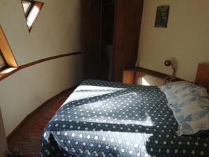 达卡卫多模博斯克乡村民宿的卧室配有蓝色和白色的毯子