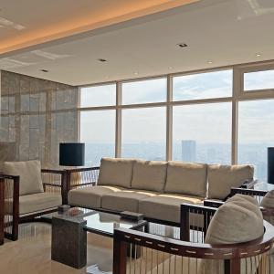马尼拉Coast Residence 4026 PENTHOUSE 1 Bedroom Condo with Wifi & Netflix的带沙发的客厅和部分窗户。