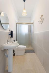 El ZapoteBeach front Blue Summer Apartment Costa Del Sol的浴室配有卫生间、盥洗盆和淋浴。