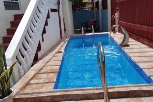 ChoiseulComfort Suites - Special的后院的蓝色海水小型游泳池