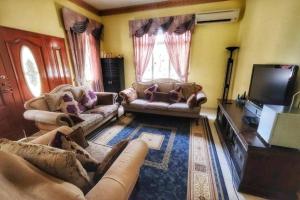 芙蓉Homestay Jasmin Indah, Senawang (free wifi)的带沙发和平面电视的客厅