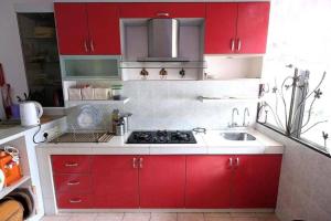 芙蓉Homestay Jasmin Indah, Senawang (free wifi)的一间带红色橱柜和水槽的厨房