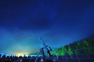 芦别芦别温泉星光大酒店的在一个领域里用望远镜的星夜