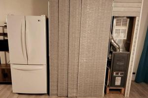 BrimleyNewly renovated home with WIFI and ROKU TV的壁旁厨房里的白色冰箱