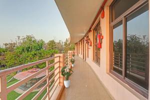 GoshainganjTownhouse Jalsa Resort的种植盆栽植物的房屋阳台