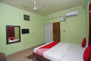 布巴内什瓦尔OYO Near Kalinga Hospital的一间卧室配有一张床和吊扇